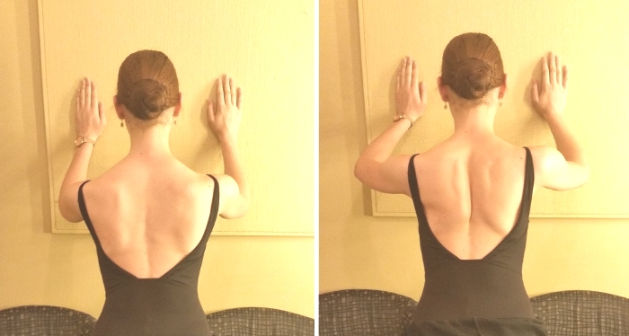 壁を使った腕立て伏せ(ポーデブラ、上半身強化) 左の写真ではすこーしだけ肩甲骨が飛びだしてくるのがみえます。こうなるちょっと前に止めましょう。右の写真では肩甲骨が寄っているのが見えますね。